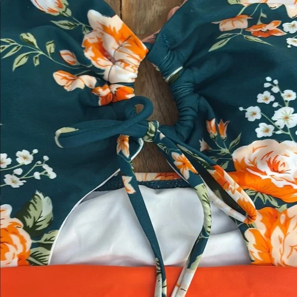 Floral one-piece Swimwear in Peach and Green with cut out - Picture 5 of 11